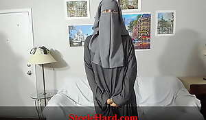 Une jolie musulmane nous présente ses sous-vêtements
