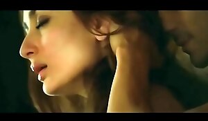 Kareena kapoor sex fro arjun rampal in movie heroine fro bold intimate scene