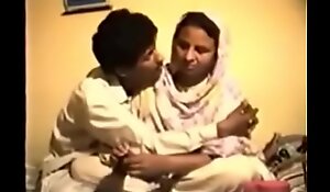 शर्मीली अनिच्छुक देसी चाची वीडियो के लिए पैसे पर गड़बड़ हो जाता है